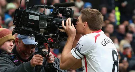  英超双红会激情上演，传统豪强狭路相逢