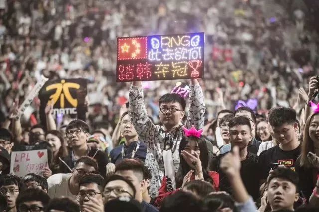  电竞新秀初露锋芒，关键局极限操作锁定胜局  