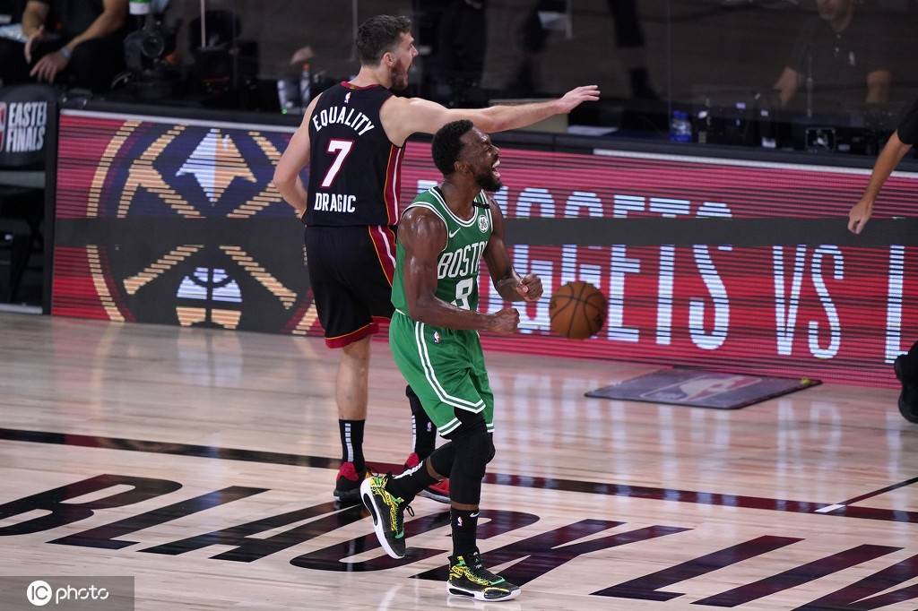  米切尔三分如雨骑士浇灭热火攻势