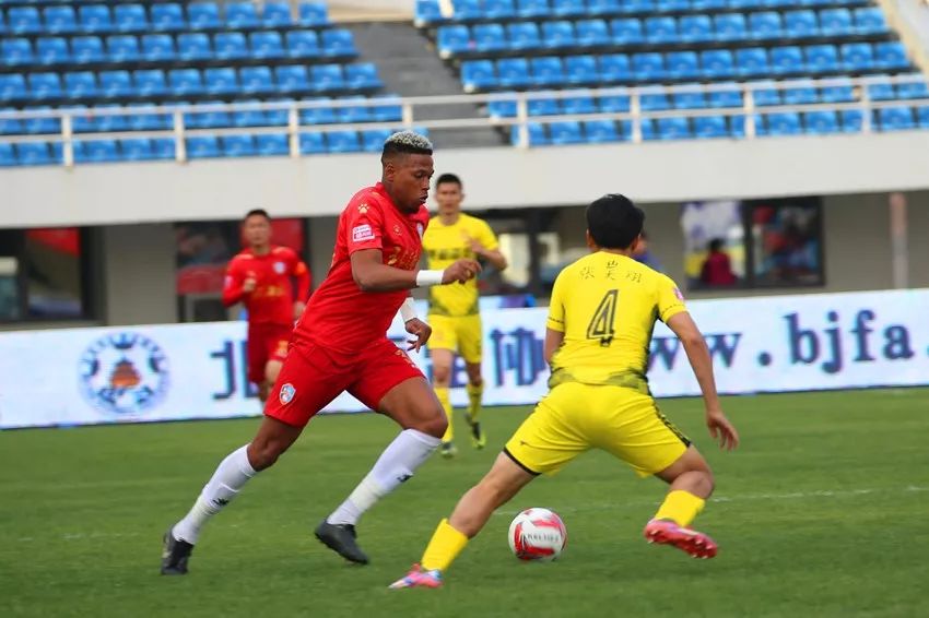  球迷助威声震天，主场氛围助力球队