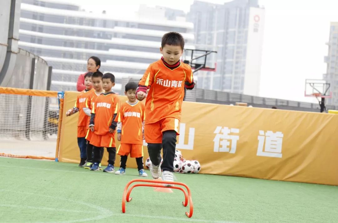  城市闲置空地改造，社区公益球场免费开放