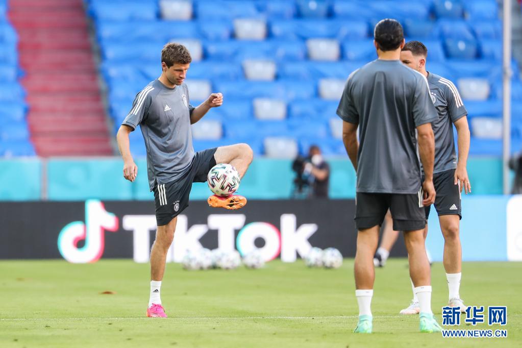  电竞选手刻苦训练备战国际大赛